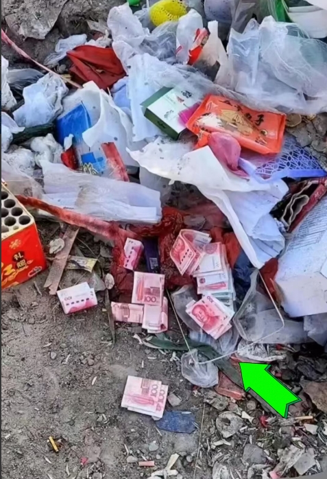 好纠结😖！
今天爬山碰到这一幕，一堆垃圾里居然有不少几百元钞钞。也不知道是咋回