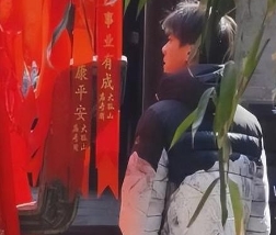 沉寂近三年的李易峰突然现身丹东寺庙，素颜出镜，眉头紧锁，绕树转圈却无人搭讪，场面