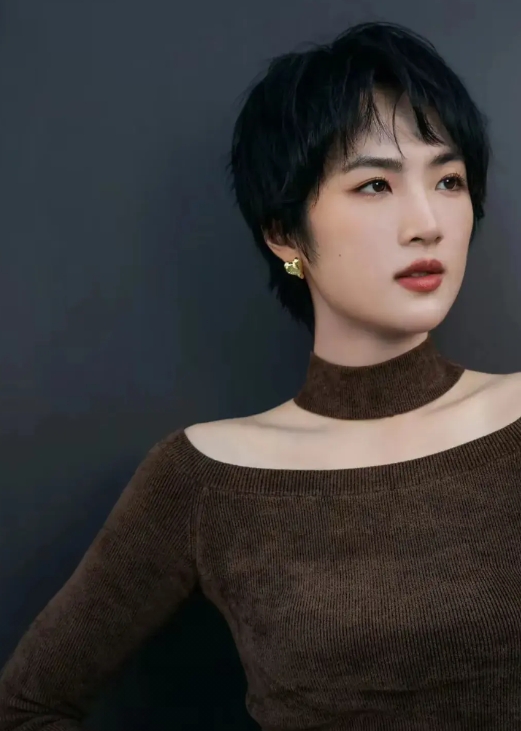 姚安娜以前觉得演戏可能就是玩玩，家里不缺钱的大小姐。

从有风的地方开始就觉得她