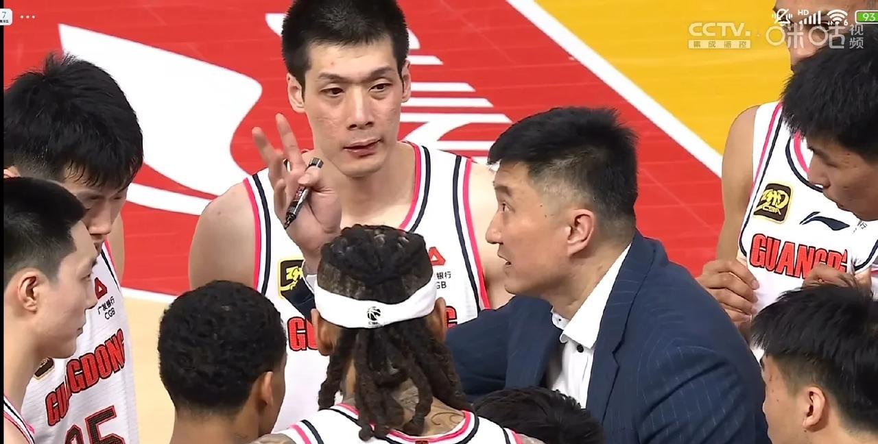 杜锋最后一攻精心布置绝杀球战术，可惜胡明轩没能领会意图，竟然出现5秒违例的低级失