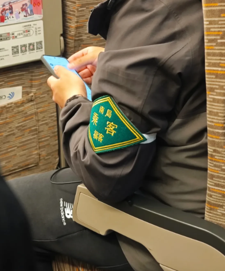 高铁第一次见到
有人知道这是什么意思吗，写着南局 乘客 福客，来个人给我长长见识