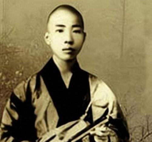 1918年5月2日，苏曼殊因暴饮暴食逝世，年仅35岁，死后在他枕头和床铺下发现很