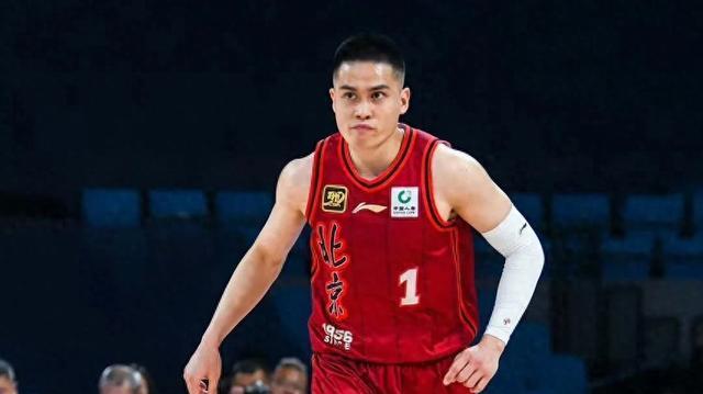 北京首钢夺冠之路更加艰难了。上个赛季当家后卫陈盈骏老了，世预赛省队打小日本，陈盈