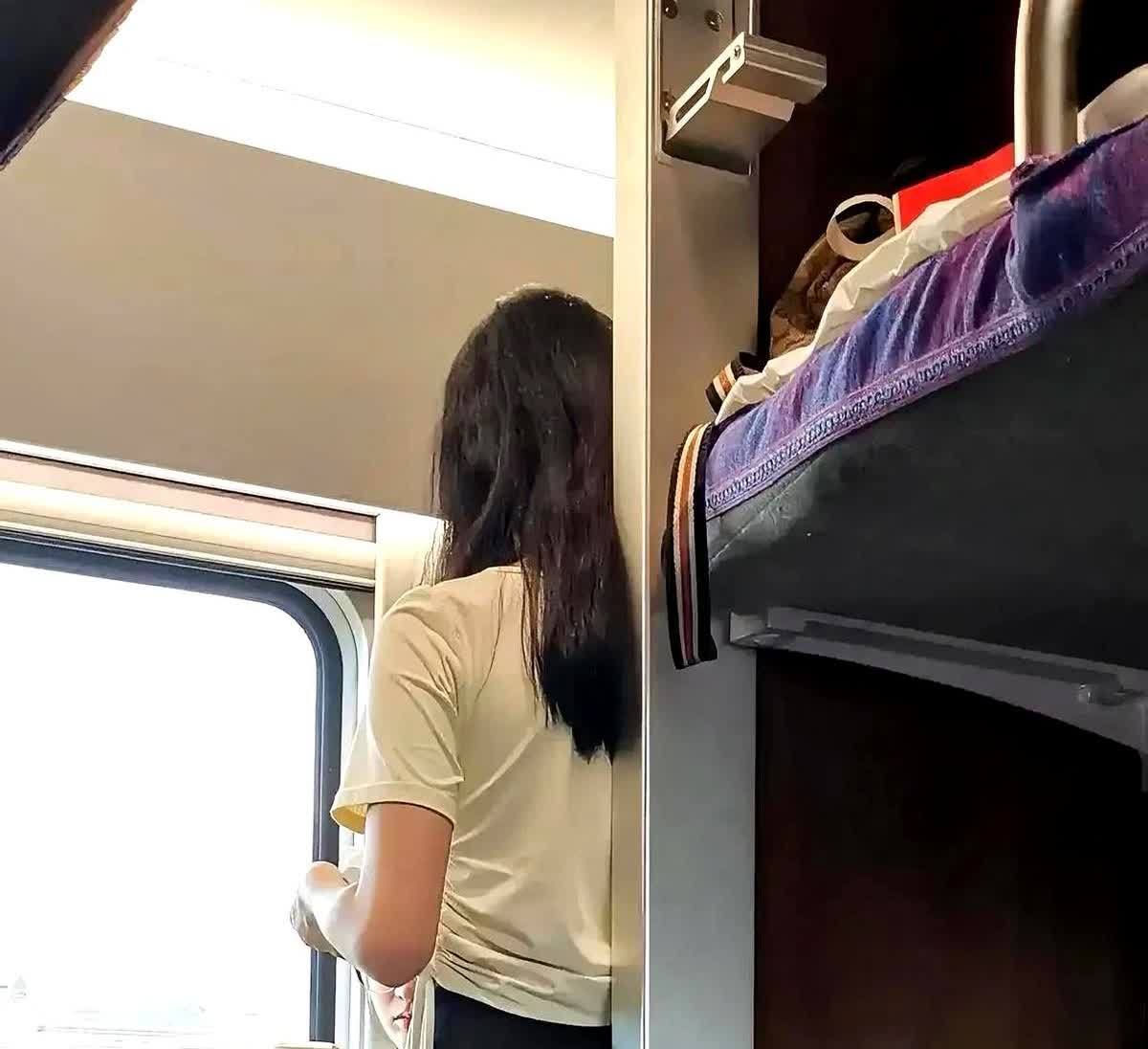 周末坐火车去郑州，遇到一个阿姨，带着两个女儿。

一个15岁，一个17岁，一