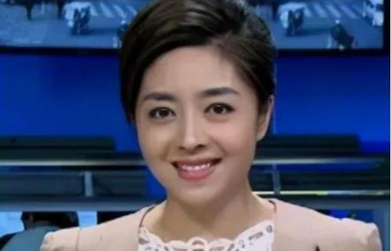 2015年，四川卫视知名新闻女主播佟瑶，酒后因为内急去路边草丛小解。没想到，10