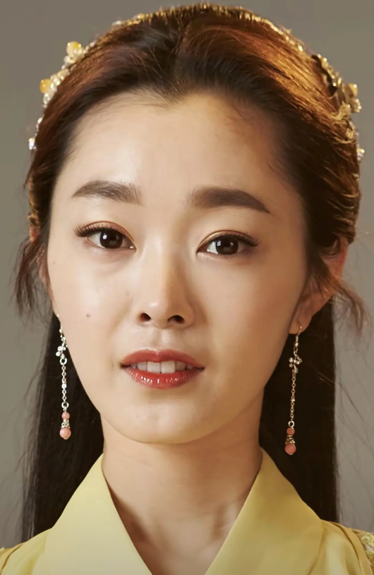 她在娱乐圈里算颜值一般的女孩，根本排不上美女的行列，但她皮肤白，气质佳，放普通人