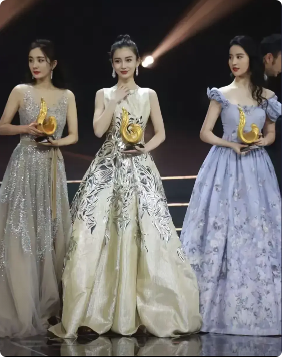 杨幂、刘亦菲、杨颖三位女星同台PK

在众目睽睽之下，刘亦菲以其独特的知性气质和