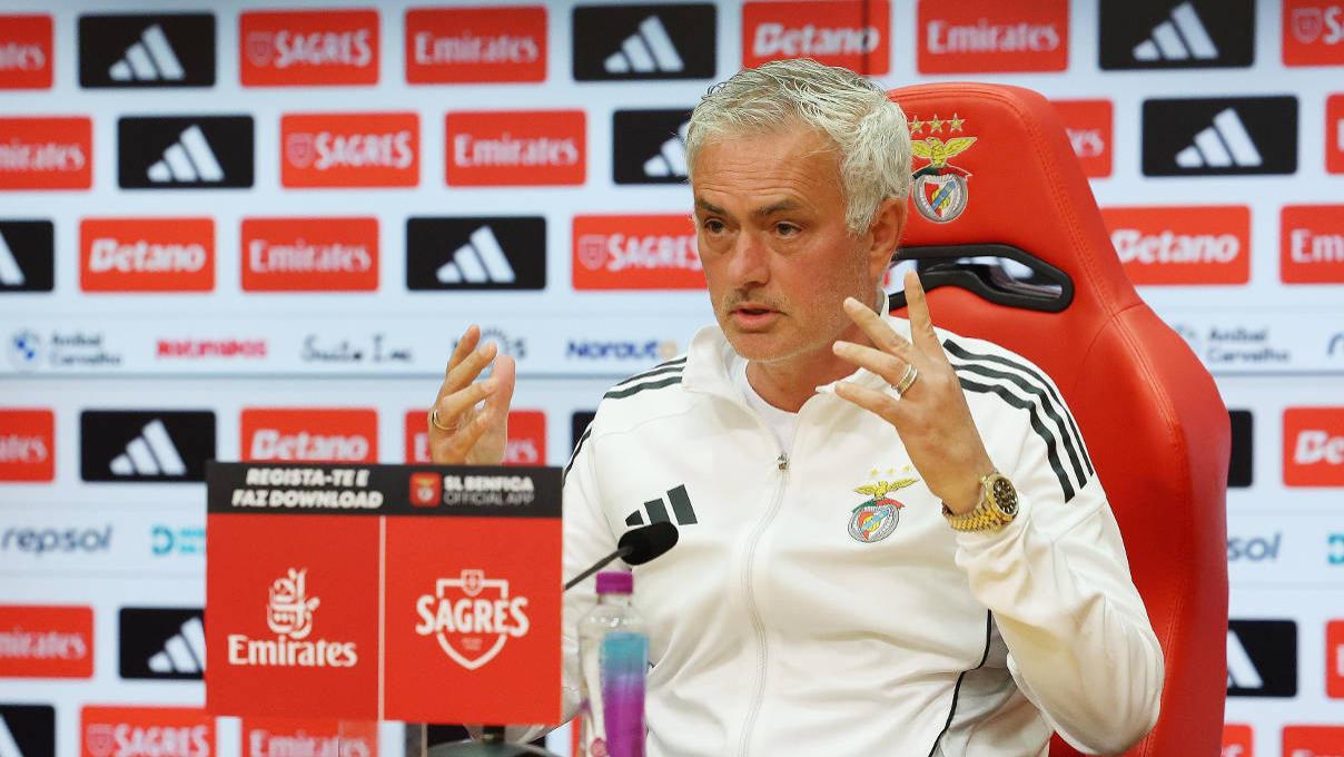 希腊船王表示愤怒，穆里尼奥心怡边锋被换下时，拒绝跟教练组握手