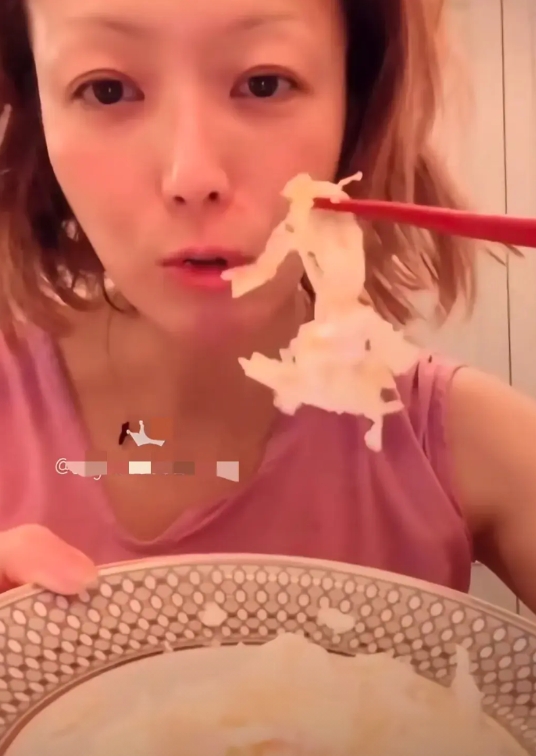 这个面黄肌瘦的女人竟然是郑秀文，视频里她在生无可恋的分享她的食物——无油炒蛋白，