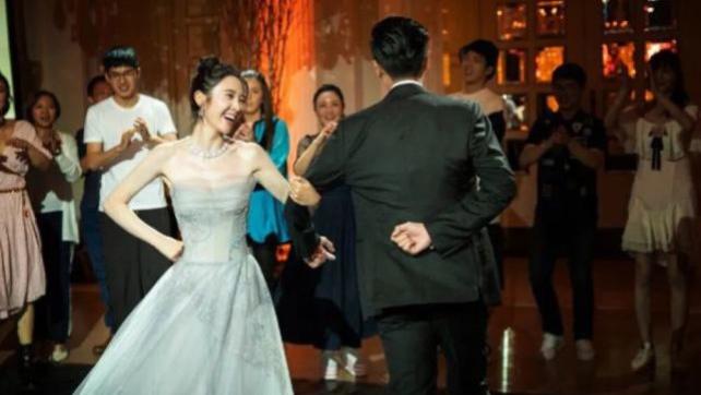 当全网为'不准离婚'感动时，唐艺昕亲手砸碎糖衣：真爱情从来不需要铁链
