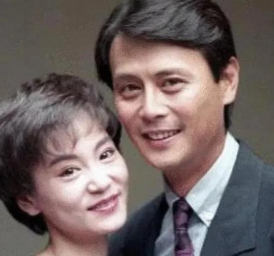 1997年，38岁的刘雪华怀着身孕，一边筹备着婚礼，一边等44岁的刘德凯从法国回