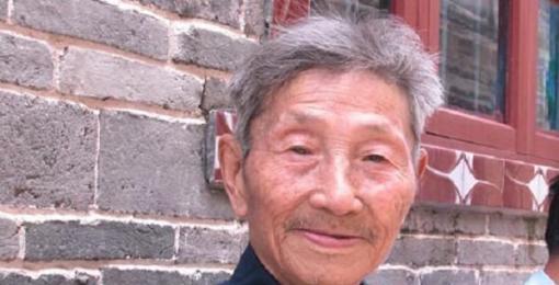 1979年 ，一位老人为了证明自己是老红军，不顾危险在北京拦下一辆军官的车，眼看