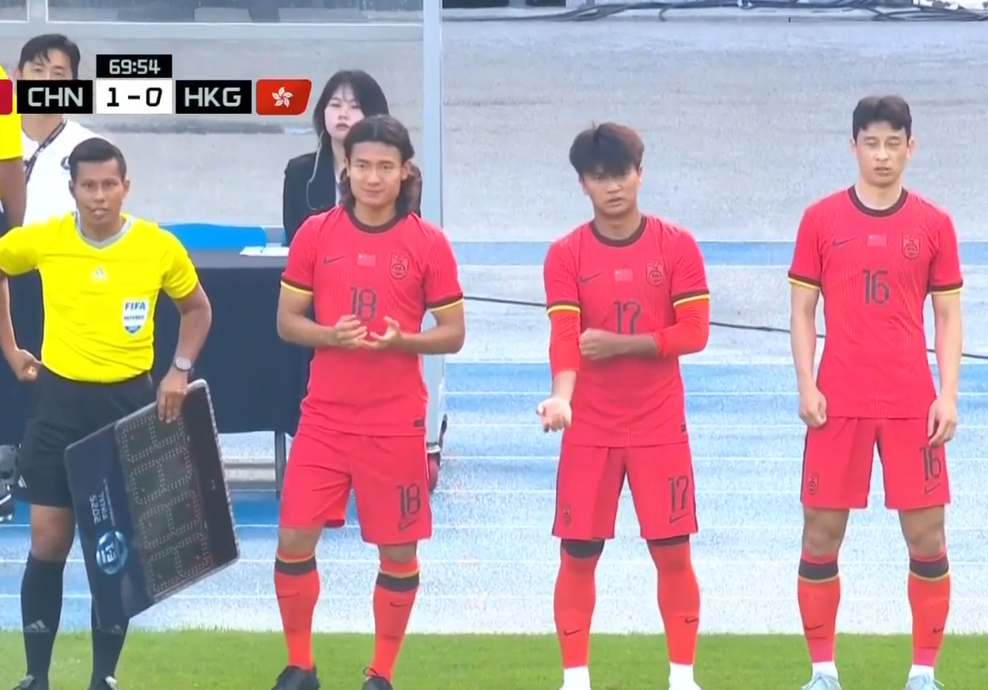 国足vs中国香港 廖锦涛国足首秀

下半场廖锦涛替补上场，上演个人国足首秀！
