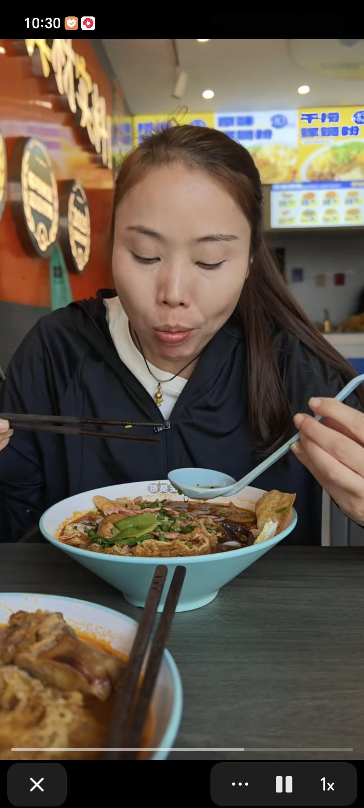 韦籁姐姐给韦籁的电话备注居然是[捂脸]，俺妈充话费送的弟弟[憨笑]。
知道韦籁姐