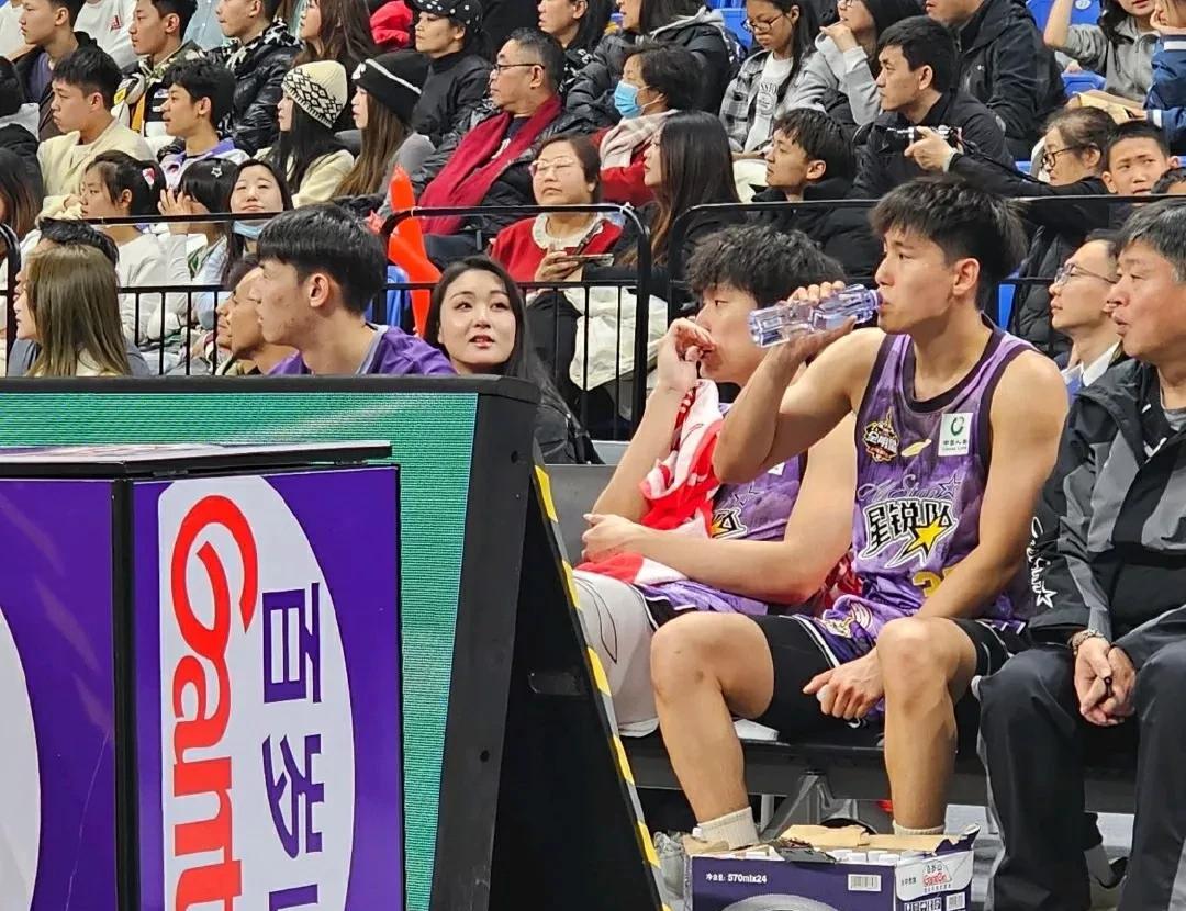 太丢人了！全明星星锐二年级78：88不敌大学联队，职业球员打不过大学生！
不看不