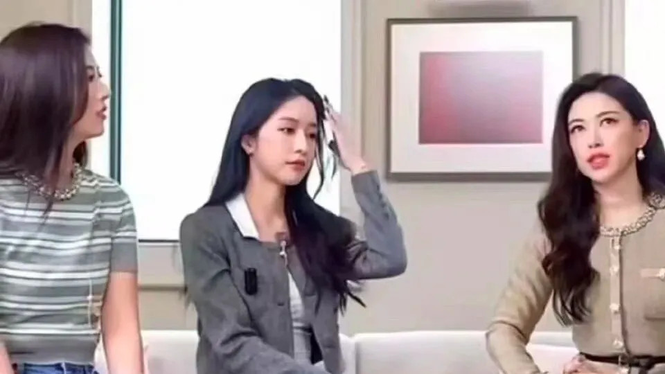 25岁的翁青雅昨天在采访中翻车，7次卡顿，声音发颤。她是顶级白富美，父亲身家300个亿，英国留学每年