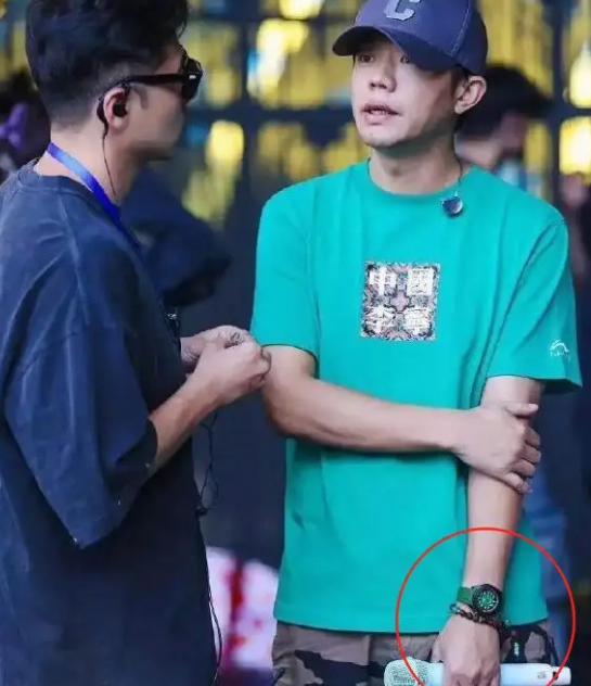 凤凰传奇风波: 曾毅“手表哥”事件牵连玲花，组合三大消息震撼粉丝