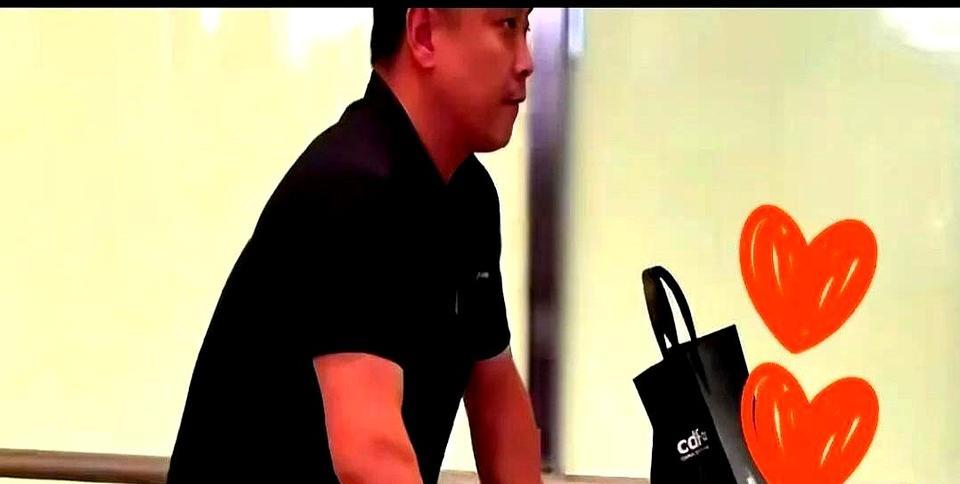 我刚刚去查了一下王皓这个人。
不查不知道，一查就明白了。
你说现在这年头，总有人