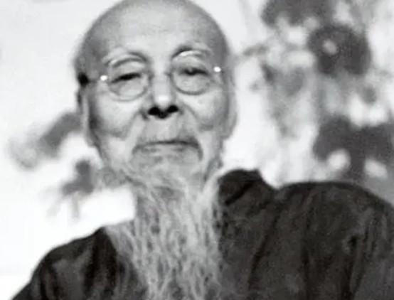 1953年，一男子花了2元向齐白石求画，齐白石画了两片咸鸭蛋，他厚着脸皮请齐白石