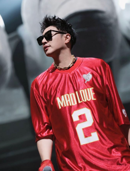 从CD到现场，从耳机到万人合唱，他始终是那个准时“送达”快乐的人。潘玮柏的舞台没