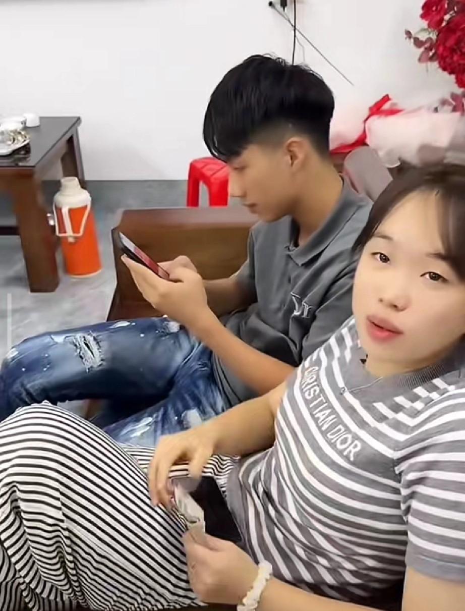 小松为谢越南弟媳在直播间跳舞帮忙，拉着秋秋商量给红包，俩人还挺纠结：给多了怕网友
