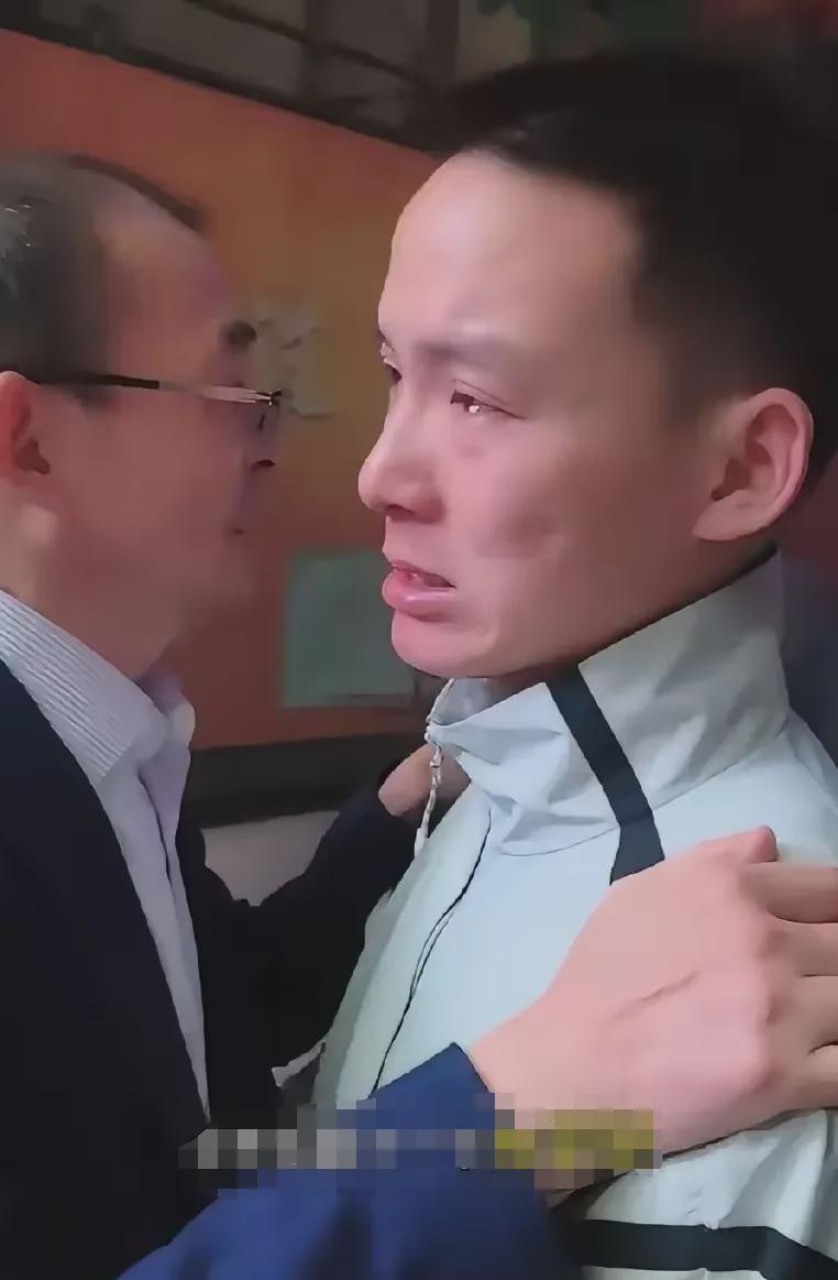 浩男的妹妹精心打扮，去见哥哥的朋友，却听到朋友说起：浩男本科时生活拮据，常常吃馒