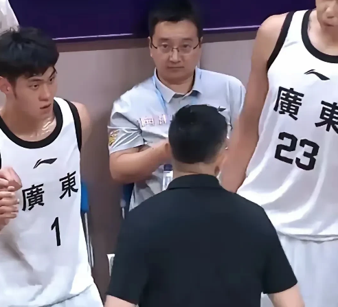徐昕比赵睿脾气更火爆？

赵睿是中国男篮脾气最火爆的球员之一，故意顶撞主裁判，经