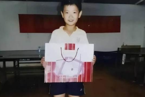 10年，基本上囊括了一名运动员最黄金的年龄。

“十年啦！很精彩，保持热爱，未来