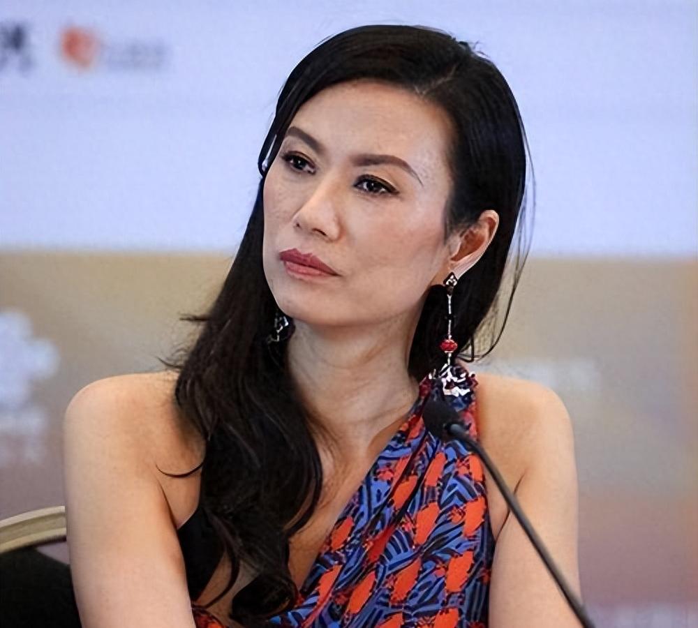 山东女人移民美国，睡完首富睡总统，靠男人拿到268亿，她凭啥？
有人骂她是