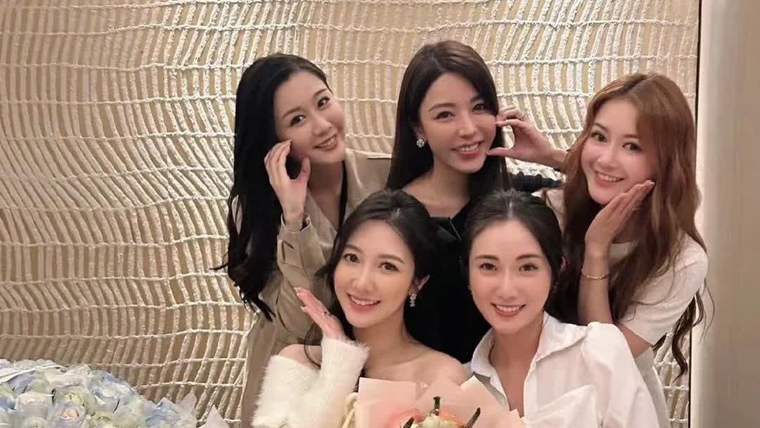 何依婷孕期狂晒照，高调炫腹惹争议，我酸了，你呢？