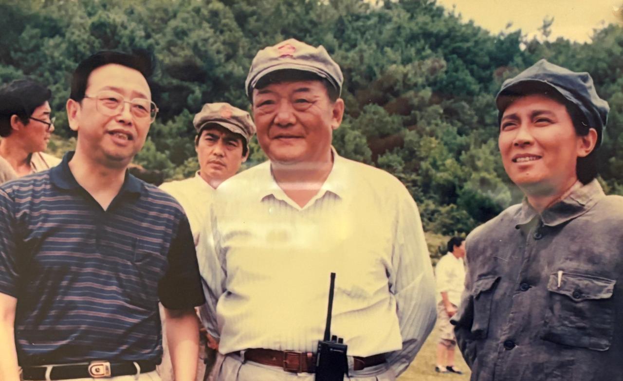 1996年电影《长征》拍摄期间，广电总局电影局局长刘建中（前左一）前来慰问，前中