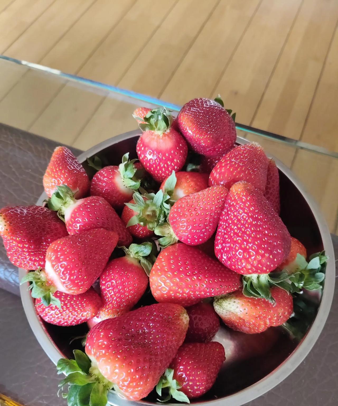 地产草莓真新鲜
每年这个季节，我们这个偏远的小县城本地草莓就上市了。之前都是外进