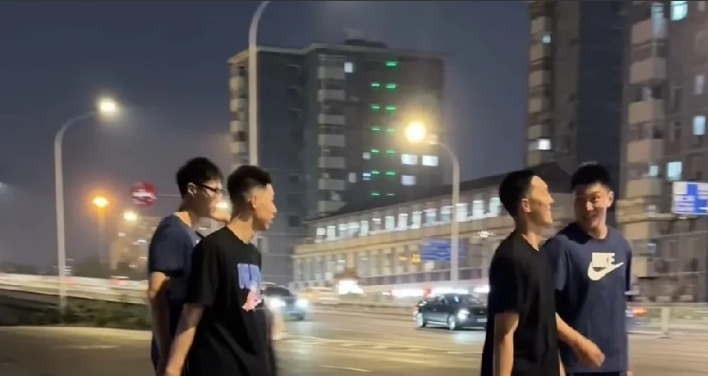 地道！雷蒙带胡明轩朱俊龙等人夜游北京！

本次中国男篮目前已经集结完毕，除了远在