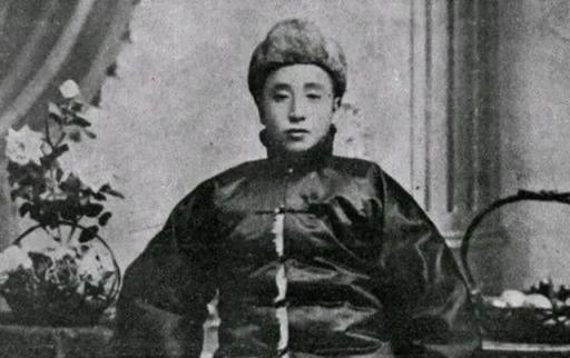 1891年，16岁的张作霖落难乞讨，孙寡妇看中了他，解开衣扣，掏出一块腰牌给他：
