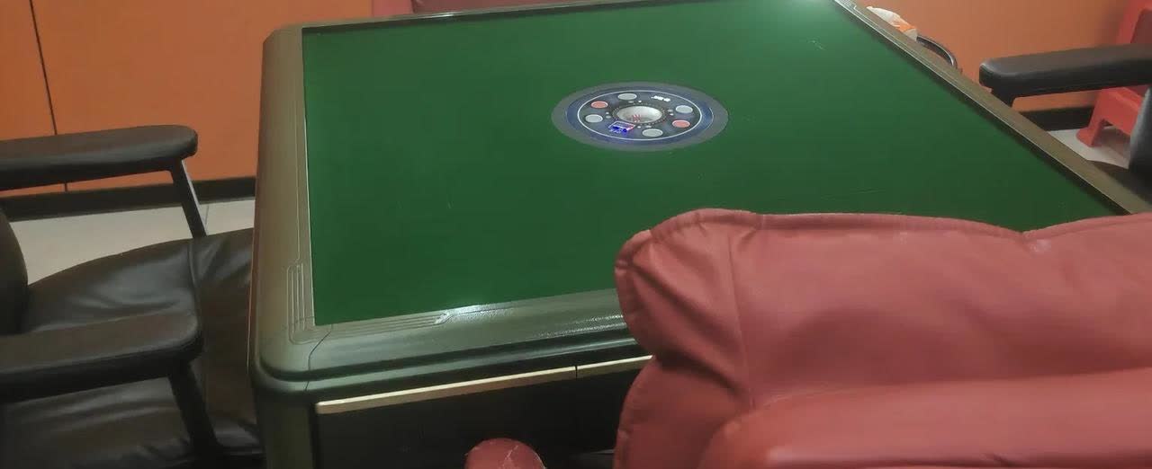 昨天，我跟一个村里的职业麻友打麻将过招，确实打不过他。

记得小时候，就看他