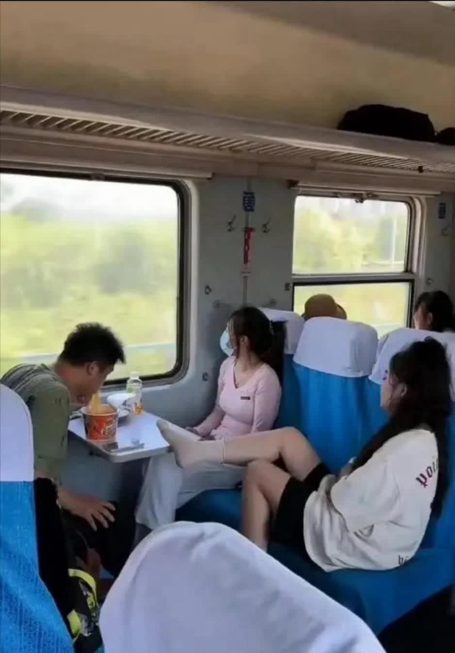这男的居然还能吃得下这泡面…我也是服了