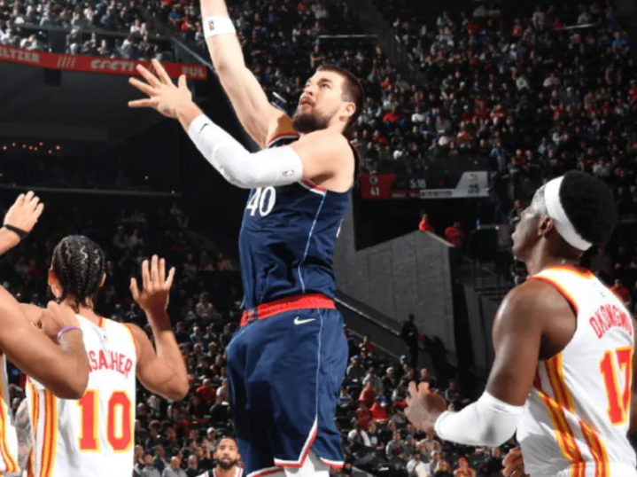 NBA常规赛，快船102-105不敌老鹰。
赛后采访，快船球员伊维察-祖巴茨谈及