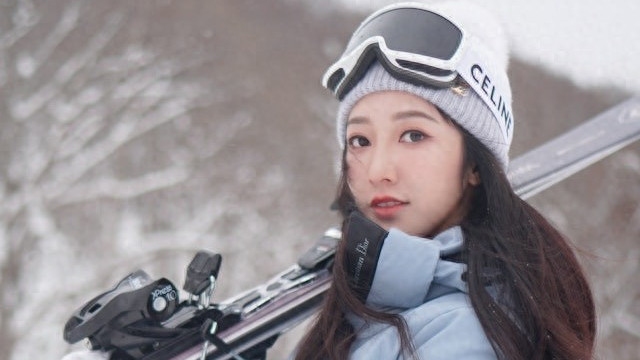 何依婷开年晒滑雪照，周身行头皆大牌，屋邨出身凭实力嫁富二代
