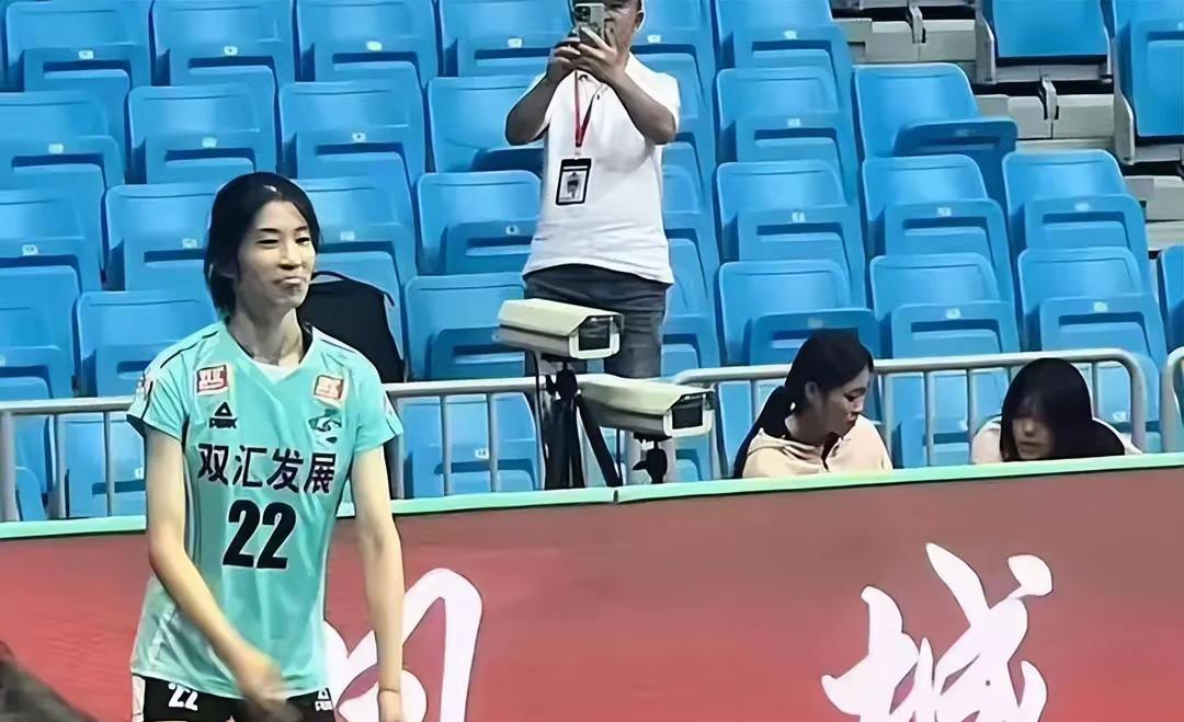 只发了一个球，还下网了。就好像国足已经惨败了，在最后30秒换一个完全不会踢球的人