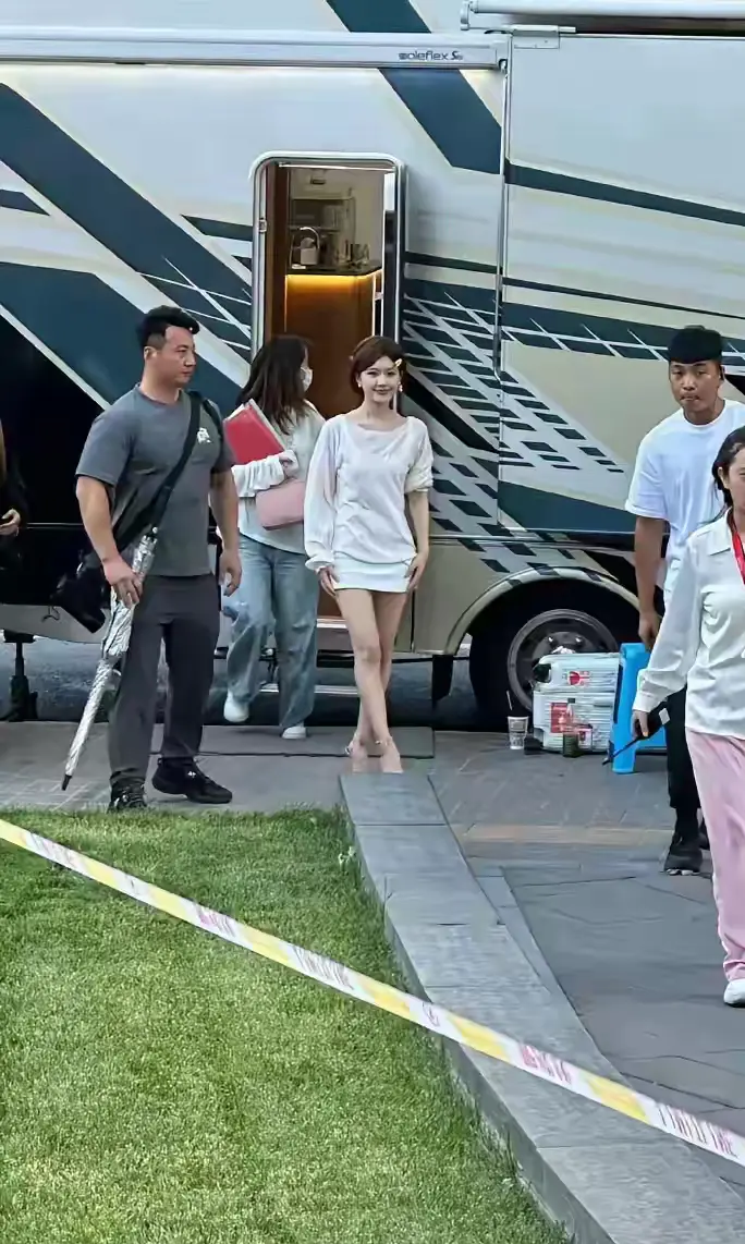 虽然身材比例一般，但是架不住脸漂亮呀！