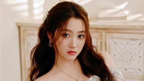 婚讯还是营销？关晓彤深夜发“感恩有你在身边”