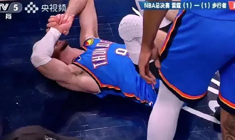 都说卡鲁索的这次被犯规应该判恶意，但裁判解释得挺清楚的呀。
哈利伯顿被卡鲁索在中