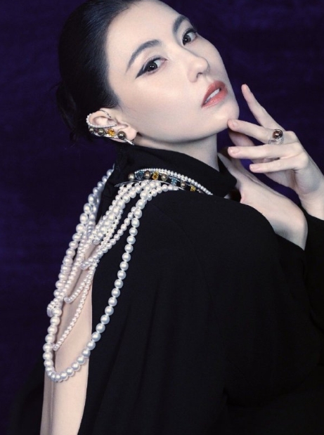 走过路过千万不要错过张柏芝这组写真，光是看一眼都觉得好闪，“珠光宝气”具象化有木