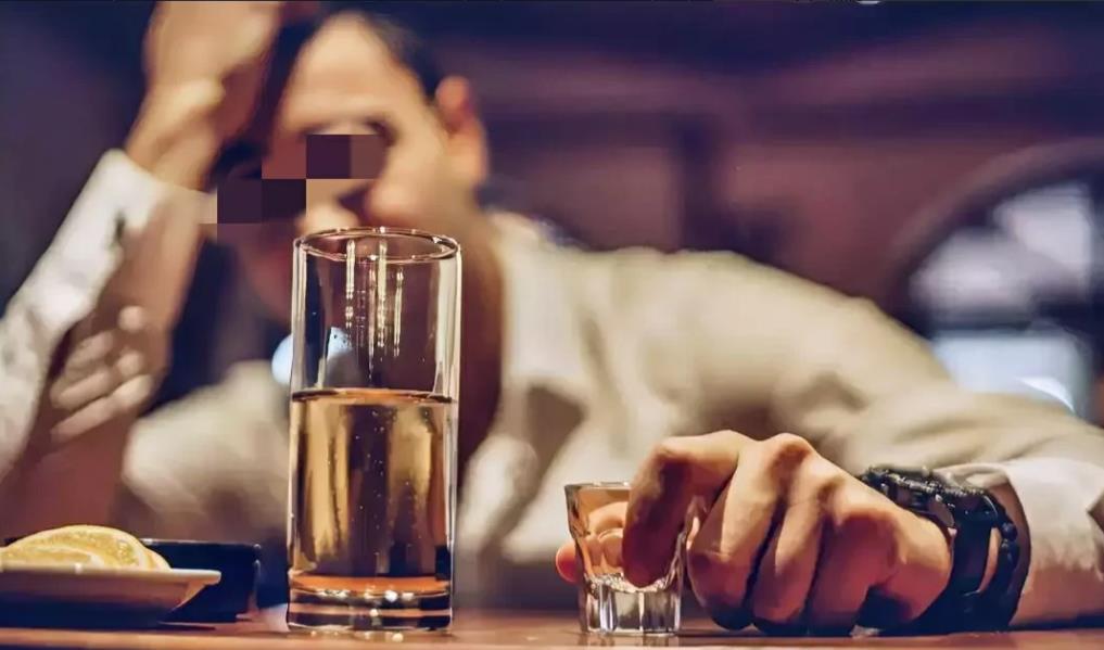 新疆，男子酒后由朋友开车将其送回酒店，安顿好男子后朋友离开。睡醒一觉后，男子突然