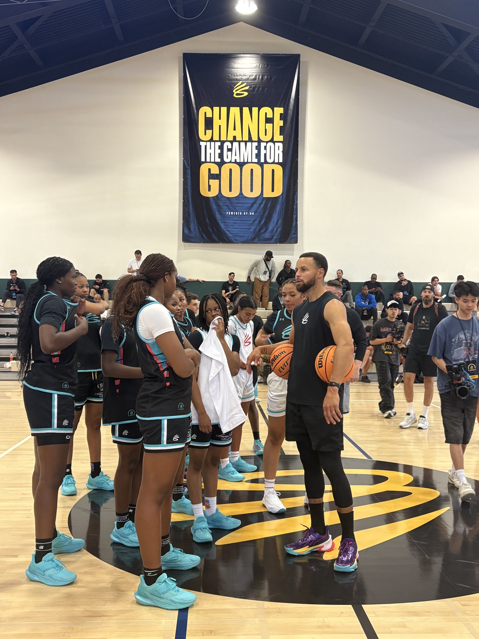 库里训练营开赛，是不是好久没看到库里了，分享一下训练营照片。