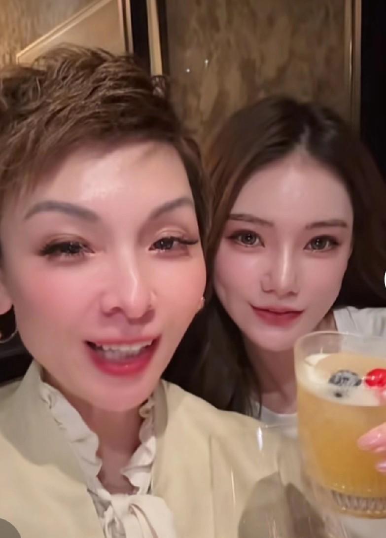 #秋日生活打卡季#
马筱梅和麻六记洋洋亲如闺蜜。
两个人有时间会偶尔聚聚一起畅聊