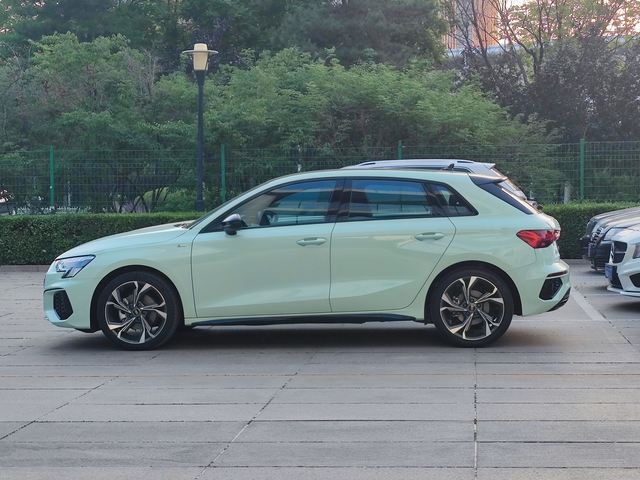 我的乞丐版A3
看了网友照片定的喀纳斯绿，等了八个半月今年2月份提的。最低配选了