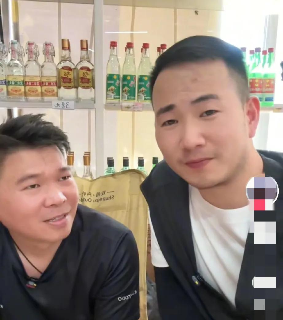 主打一个听劝，小严为保腰子放弃出国游，这下网友们可以放心了。
他和钟凡商量一起国