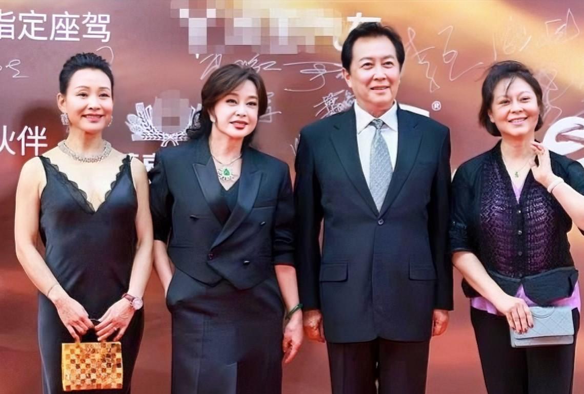 北京电影节现场，星光熠熠，但最引人瞩目的无疑是陈冲、刘晓庆、唐国强三位影视巨匠的