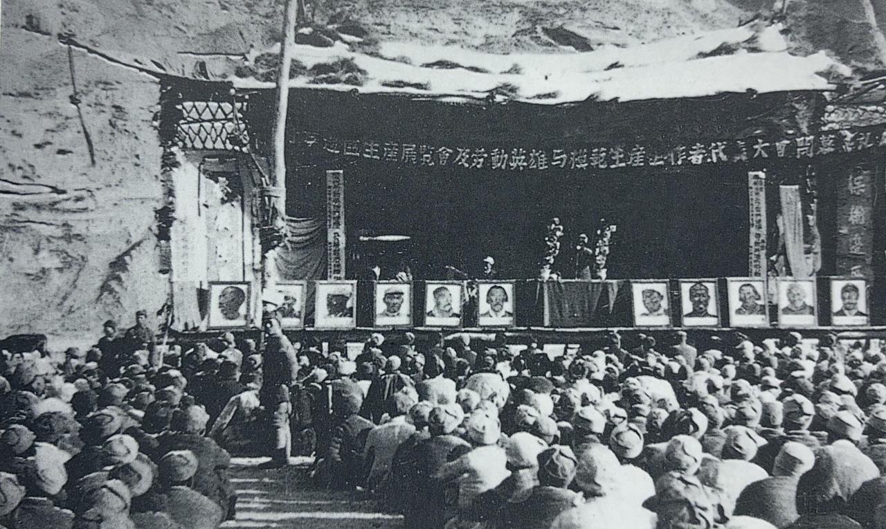 1943年11月陕甘宁边区政府主席林伯渠在边区召开的生产展览及劳动英雄与模范生产
